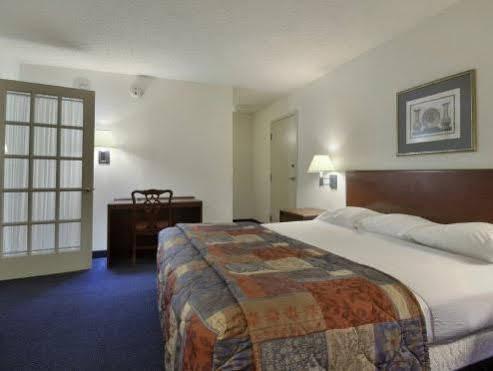 Red Roof Inn Бордмън Екстериор снимка