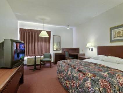 Red Roof Inn Бордмън Екстериор снимка