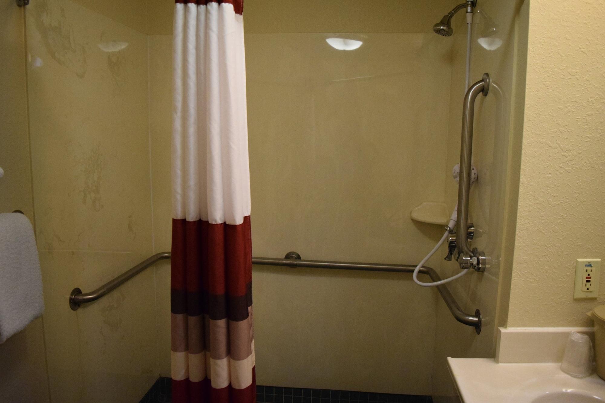 Red Roof Inn Бордмън Екстериор снимка